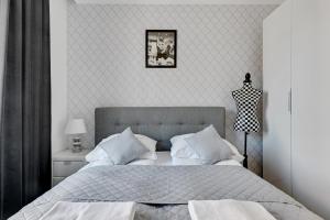 グダニスクにあるGrand Apartments - Modern Old Town Apartmentのベッドルーム1室(ベッド1台付)