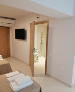 Gallery Suites & Residences Piraeus的电视和/或娱乐中心