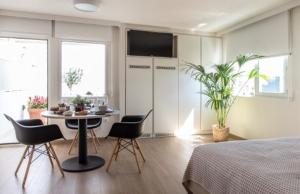Gallery Suites & Residences Piraeus客房内的一张或多张床位
