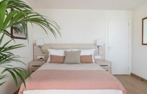 Gallery Suites & Residences Piraeus客房内的一张或多张床位