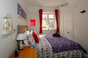 1 dormitorio con cama y ventana en Robertsbrook Guest House, en Swanage