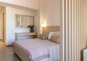 Gallery Suites & Residences Piraeus客房内的一张或多张床位