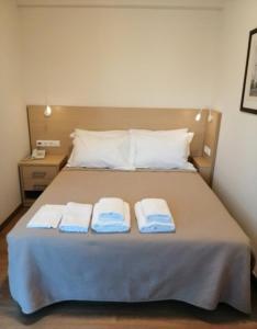 Gallery Suites & Residences Piraeus客房内的一张或多张床位