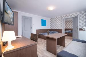 Habitación de hotel con cama, escritorio y habitación en Super Pokoje Tom, en Władysławowo 25 fotos más
