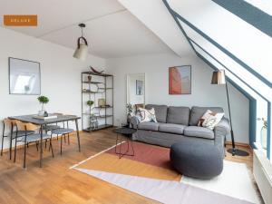 a living room with a couch and a table at Apartment Berlin Am Friedrichshain in Berlin