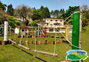een park met een speeltuin met een achtbaan bij Vale dos Eucaliptos in Piedade