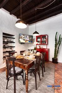 a dining room with a wooden table and chairs at Vivienda Vacacional El Patio de Franky in Teguise
