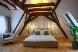 Postel nebo postele na pokoji v ubytování Ericsson Palace