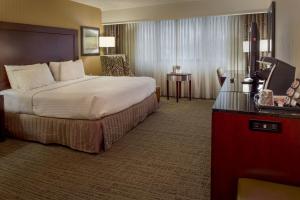 מיטה או מיטות בחדר ב-Crowne Plaza Hotel St. Louis Airport, an IHG Hotel