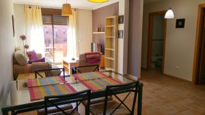 jadalnia i salon ze stołem i krzesłami w obiekcie Apartamentos Sotavento - Playa La Tejita - El Médano w mieście El Médano