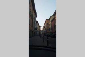 Blick auf eine Stadtstraße mit Gebäuden in der Unterkunft Casa Vacanza San Bernardino in Bergamo