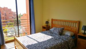 sypialnia z łóżkiem i dużym oknem w obiekcie Apartamentos Sotavento - Playa La Tejita - El Médano w mieście El Médano +24 zdjęcia