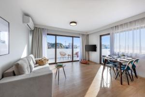 Televízia a/alebo spoločenská miestnosť v ubytovaní Filopappou Hill Suites by Athens Stay