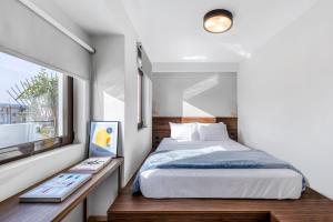 Posteľ alebo postele v izbe v ubytovaní Filopappou Hill Suites by Athens Stay