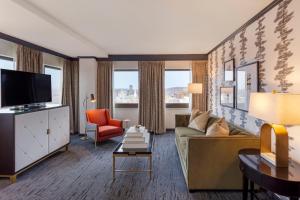 A seating area at Omni New Haven Hotel at Yale