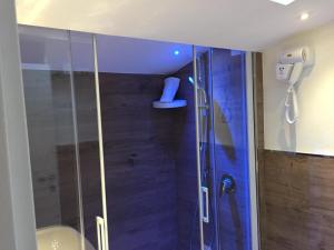 eine Dusche mit Glastür im Bad in der Unterkunft M14 Duomo Apartments in Padua