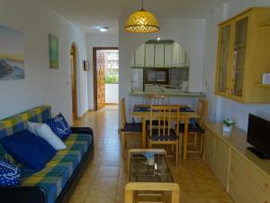 uma sala de estar e cozinha com um sofá e uma mesa em Aldeas Taray Admer 12 em La Manga del Mar Menor