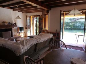 A bed or beds in a room at La Maison Des Moineaux Entre Lac Et Ocean Pour 6 Personnes
