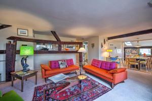 uma sala de estar com dois sofás laranja e uma mesa em Runningwater Apartment in Lancaster with Deck em Lancaster