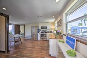 Fotografie z fotogalerie ubytování Waterfront Matlacha Island Cottage with Dock! v destinaci Matlacha