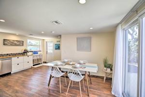 Fotografie z fotogalerie ubytování Waterfront Matlacha Island Cottage with Dock! v destinaci Matlacha