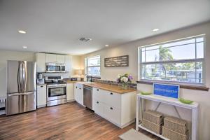 Fotografie z fotogalerie ubytování Waterfront Matlacha Island Cottage with Dock! v destinaci Matlacha