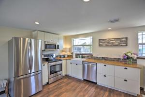 Fotografie z fotogalerie ubytování Waterfront Matlacha Island Cottage with Dock! v destinaci Matlacha