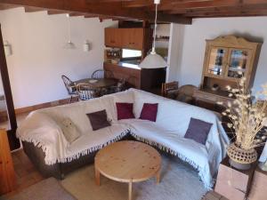 - un salon avec un canapé et une table dans l'établissement La Maison Des Moineaux Entre Lac Et Ocean Pour 6 Personnes, à Hossegor