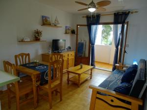 un salon avec une table et une salle à manger dans l'établissement Aldeas Taray Admer 14, à La Manga del Mar Meno