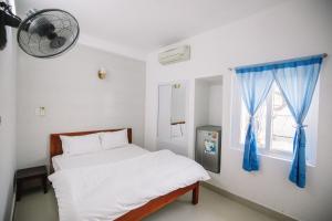 Postel nebo postele na pokoji v ubytování Lum Dong Tien Hotel + 38 fotografií