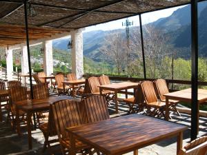 A restaurant or other place to eat at Bungalow Deluxe Mulhacén