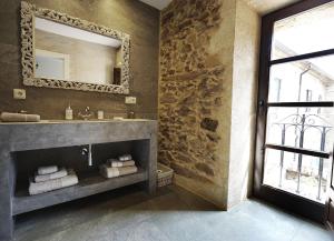 Tábara的住宿－Casa Rural La Villa de Tábara，一间带水槽和镜子的浴室