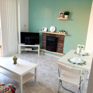 Televízia a/alebo spoločenská miestnosť v ubytovaní Apartamento Blancomar