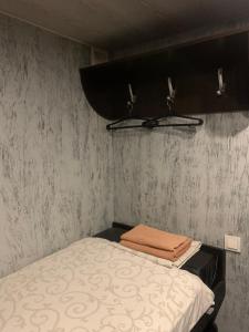 mały pokój z łóżkiem i półką w obiekcie Хостел ХАН w Charkowie