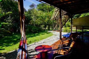 un patio con mesa, sillas, mesa y sillas en Barranquero Hotel, en El Zaino