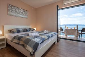 a bedroom with a bed and a view of the ocean at Casa Del Sole in Gradac