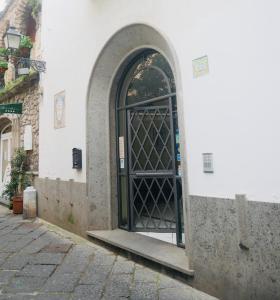 eine Tür an der Seite eines Gebäudes in der Unterkunft Antico Palazzo Scala in Sorrent