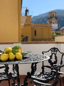 einen Tisch mit einer Schale Zitronen drauf in der Unterkunft Antico Palazzo Scala in Sorrent