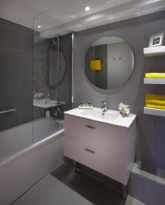 Ett badrum på Citadines Place d'Italie Paris