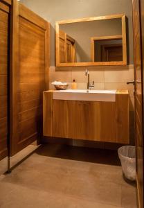 W łazience znajduje się umywalka i lustro. w obiekcie Glamping Kranjc w mieście Kobarid