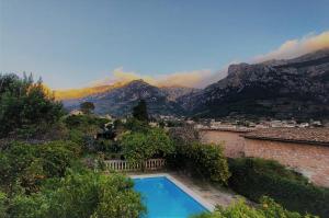 een zwembad met uitzicht op een berg bij Villa Ideal in Sóller