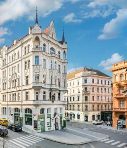 um grupo de edifícios numa rua da cidade em MOOo Downtown em Praga