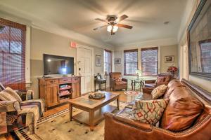 een woonkamer met lederen meubels en een flatscreen-tv bij Vibrant NOLA Retreat about 2 Miles to Bourbon Street in New Orleans