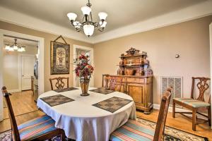 - une salle à manger avec une table et deux chaises dans l'établissement Vibrant NOLA Retreat about 2 Miles to Bourbon Street, à La Nouvelle-Orléans