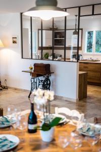 Η κουζίνα ή μικρή κουζίνα στο Stunning house on the edge of the Luberon +36 φωτογραφίες