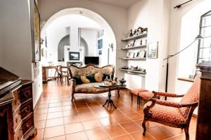 sala de estar con 2 sillas y mesa en Villa Marino vista mare, en Roccella Ionica