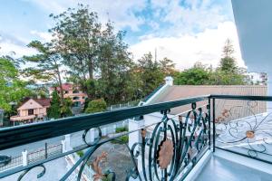d'un balcon avec vue sur la ville. dans l'établissement Hoa Mi Condotel, à Đà Lạt