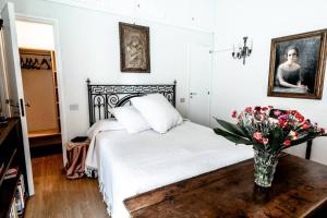 A bed or beds in a room at Villa Marino vista mare