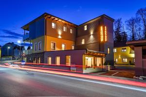 a building on the side of a street at night at Pension Sandhof in Knittelfeld