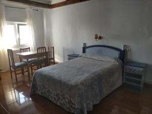 Кровать или кровати в номере Pensión Oyambre
